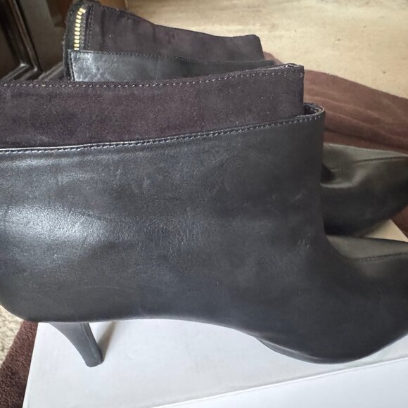 Me -Too Black Leather Ankle Bootie! - Picture 4 of 5